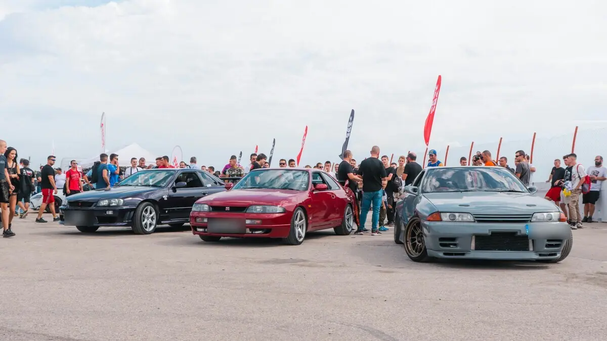 Groupe de passionnés réunis autour de leurs véhicules lors d’une session groupée