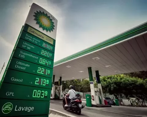 totem de station service affichant les prix de carburant motortech